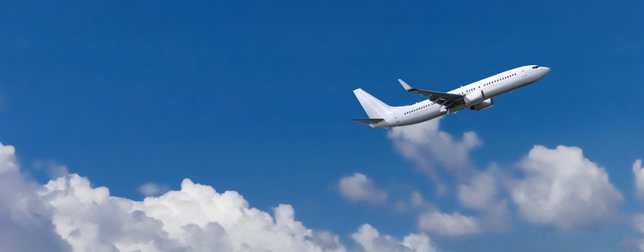 青空に飛行機が飛びます。